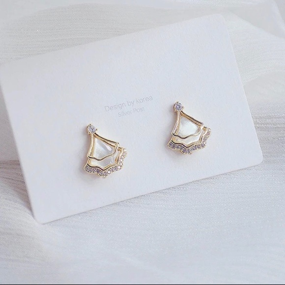 Simple Geometric Tiny Shell Earring - Picture 2 of 3